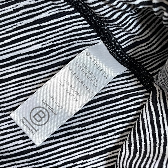 Athleta Ultimate Linear Lines Capri Legging Size S - Picture 3 of 4